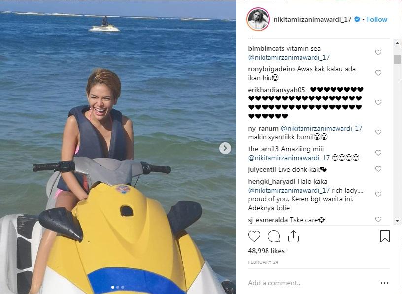 Nikita Mirzani bermain speed boat. Copyright: Instagram.com/nikitamirzanisuardi
