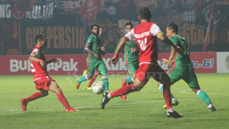Situasi pertandingan PSS Sleman vs Persija Jakarta