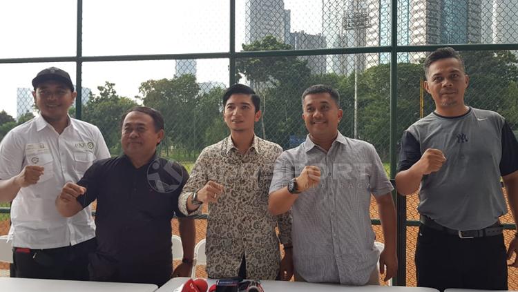 Ketua Umum PB Perbasasi Andika Monoarfa bersama pengurus PB Perbasasi memberikan komentar mengenai target dua emas di SEA Games 2019 - INDOSPORT