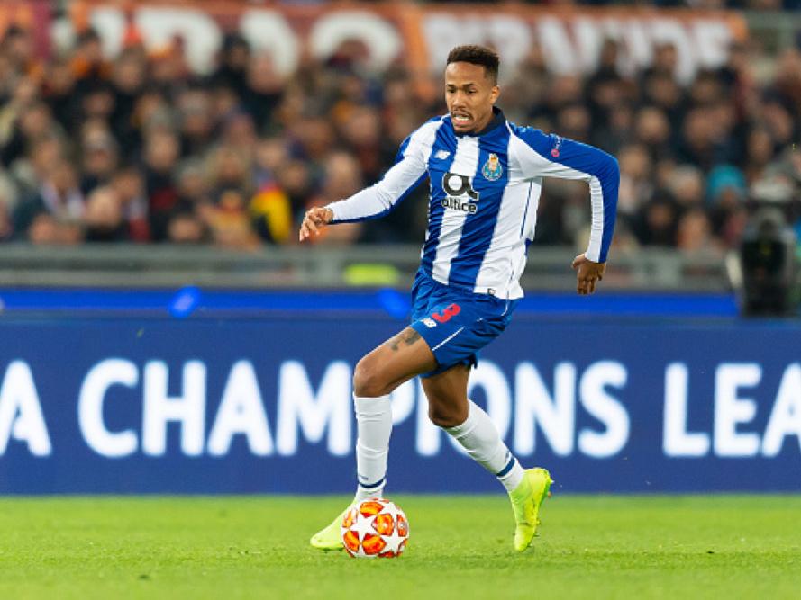 Eder Militao saat giring bola Copyright: INDOSPORT