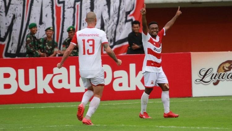 David Laly (kanan) cukup menyesalkan hasil imbang yang dipetik Madura United, saat menghadapi Persela Lamongan pada pekan ke-7 Liga 1.