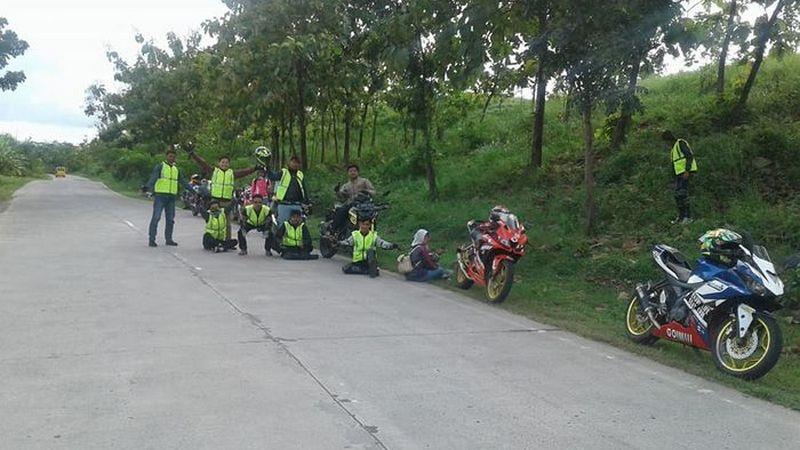 Bikers klub Yamaha R15 yang istirahat di pinggir jalan Copyright: Facebook/Dandi