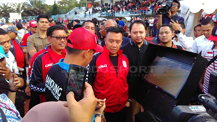 Menpora, Imam Nahrawi memantau teknologi VAR saat pembukaan Liga Sepak Bola Berjenjang Piala Menpora 2019 di Lapangan UPI, Kota Bandung, Jumat (16/03/2019). - INDOSPORT