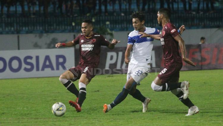Pemain PSIS Semarang tengah melakukan tendangan arah gawang PMS Copyright: Ronald Seger Prabowo/INDOSPORT