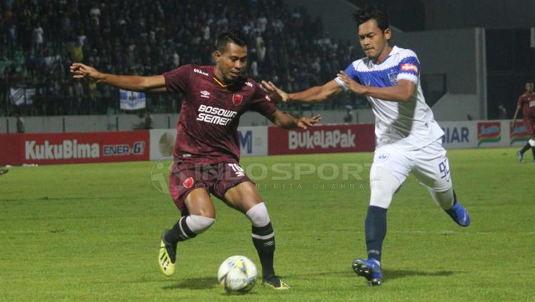 Pemain PSM Makassar mengontrol bola dari pemain PSIS Copyright: Ronald Seger Prabowo/INDOSPORT