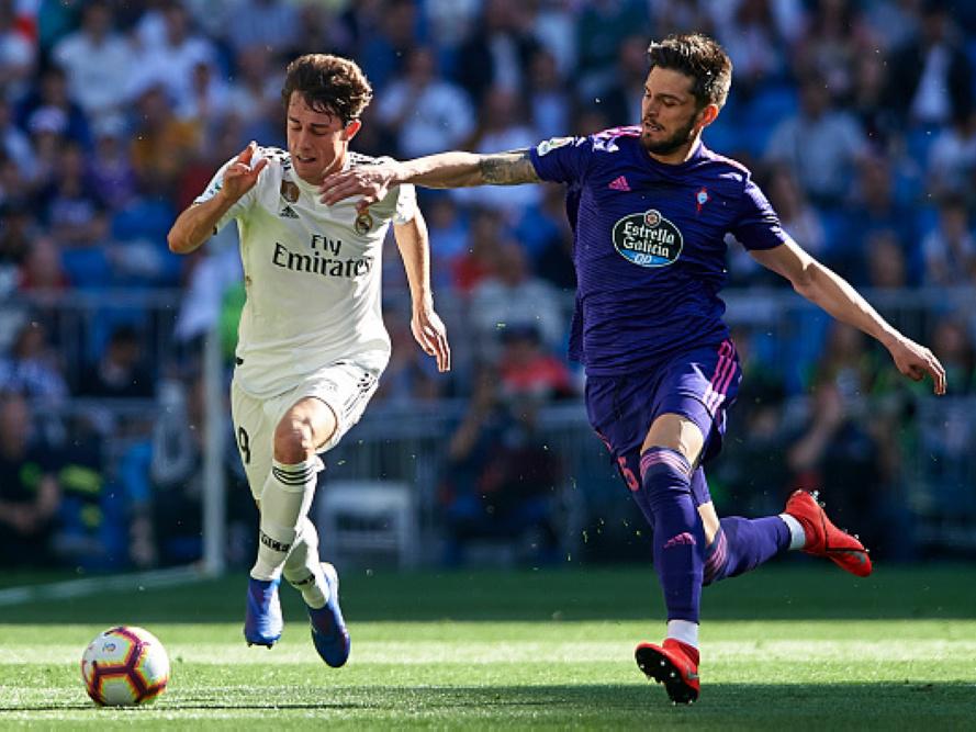 Pemain Real Madrid berebut bola dengan Celta Vigo Copyright: INDOSPORT.COM