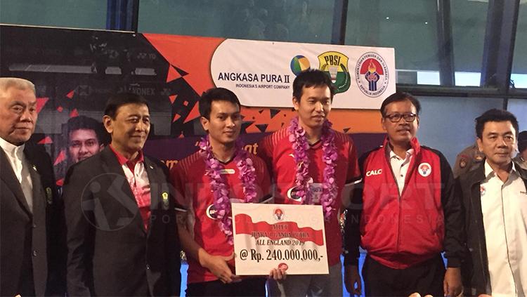 Suasana penyambutan juara all England Muhamam ahsan/Hendra setiawan dibandara internasional pada Minggu (3/17/2019).