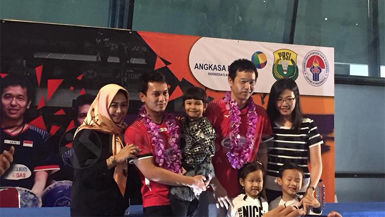 Suasana penyambutan juara all England Muhamam ahsan/Hendra setiawan dibandara internasional pada Minggu (3/17/2019).