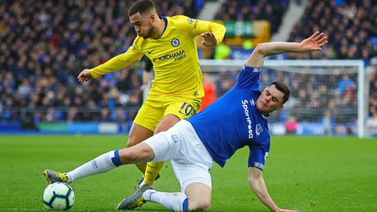 Hazard saat berebut bola dengan pemain Everton Copyright: Indosport