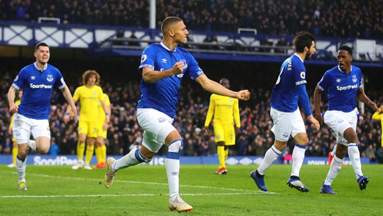Pemain Everton melakukan selebrasi usai membobol gawang Chelsea. - INDOSPORT