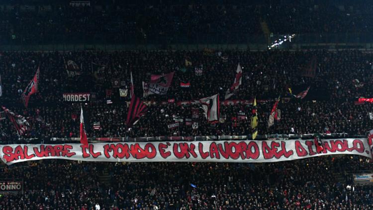 Suporter AC Milan dalam laga Derby della Madonina