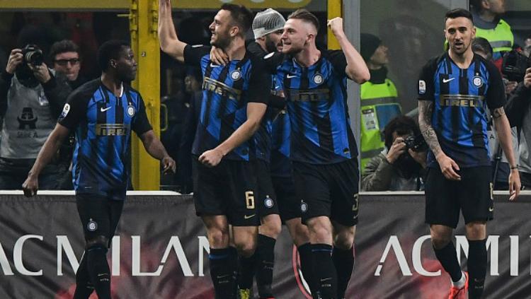 Pemain Inter Rayakan gol de Vrij