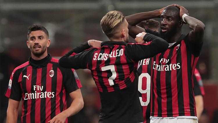 Pemain AC Milan kecewa usai ditaklukan Inter Milan. Copyright: Getty Images/Emilio Andreoli