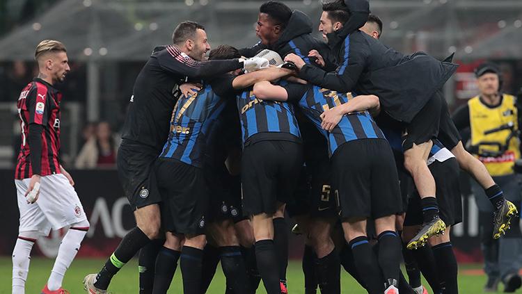 Pemain Inter Milan berselebrasi merayakan kemenangan atas AC Milan. Copyright: Getty Images/Emilio Andreoli