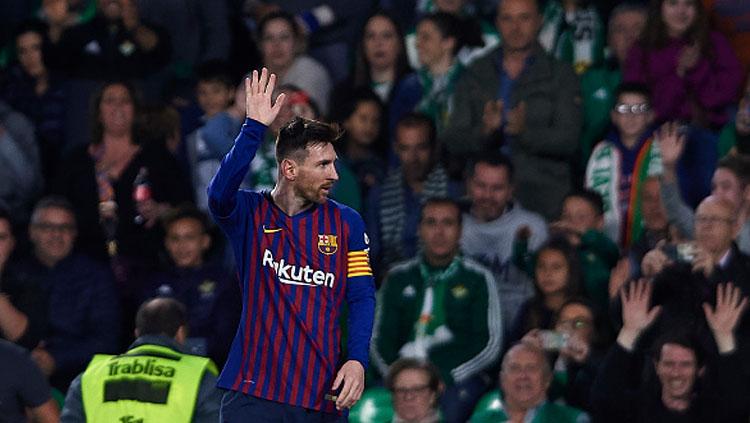 Pemain megabintang Barcelona, Lionel Messi memberikan ucapan terima kasih kepada fans Real Betis yang memberikannya standing applause. Copyright: INDOSPORT