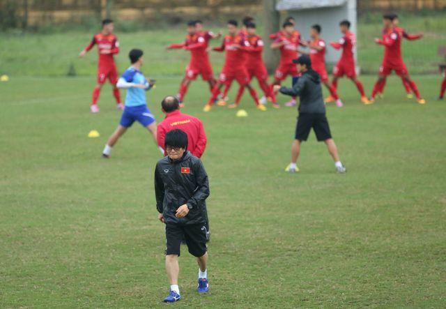 Dokter Choi Ju Young datang ke latihan Timnas U-23 Vietnam untuk mengobati trauma bagi pemain U23 di Vietnam Copyright: Dantri