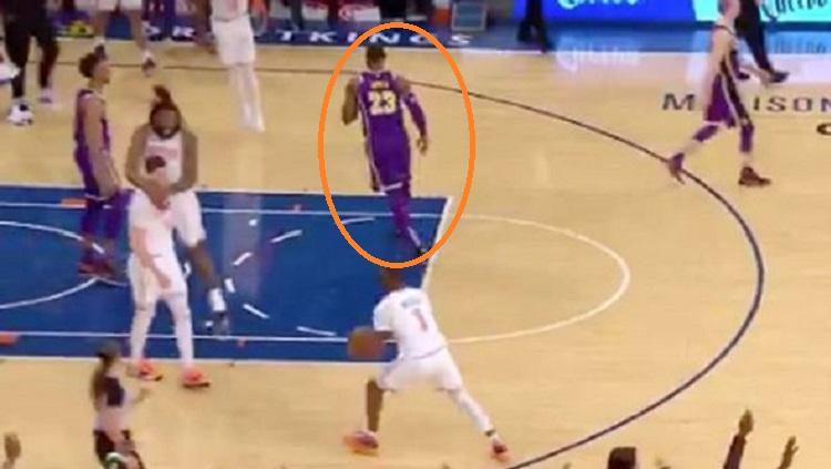 LeBron James kesal saat tembakannya di blok pemain Knicks. Copyright: Sport Express