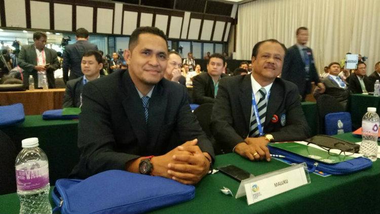 Ketua Asprov PSSI Maluku Sofyan Lestaluhu (kiri). Copyright: Intim News