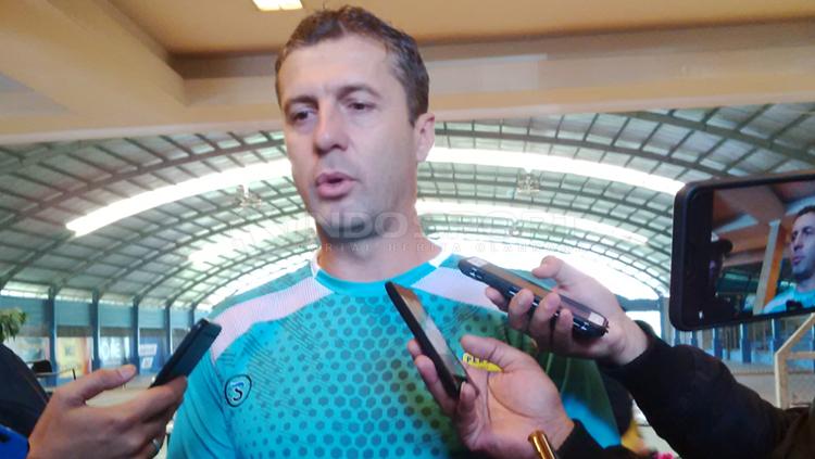 Mendengar kisah Miljan Radovic yang sukses melatih tim Eropa setelah sebelumnya sempat gagal bersama Persib Bandung di Liga Indonesia.