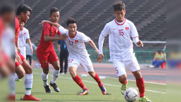 Perebutan di lini tengah dalam pertandingan Timnas Indonesia U-22 vs Timnas Vietnam U-22 di Piala AFF U-22 2019