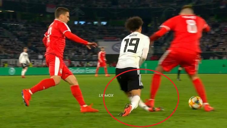 Leroy Sane dapat tekel mematikan dari pemain Serbia Copyright: Twitter/ksa_abonaif/