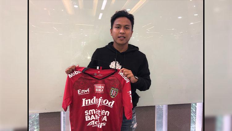 Fahmi Al Ayyubi tiba dibali untuk jalani tes medis. Copyright: baliutd.com