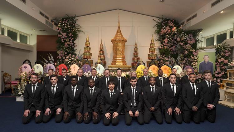 Rombongan Leicester City menghadiri acara kremasi Vichai Copyright: Pittaya Wongsara