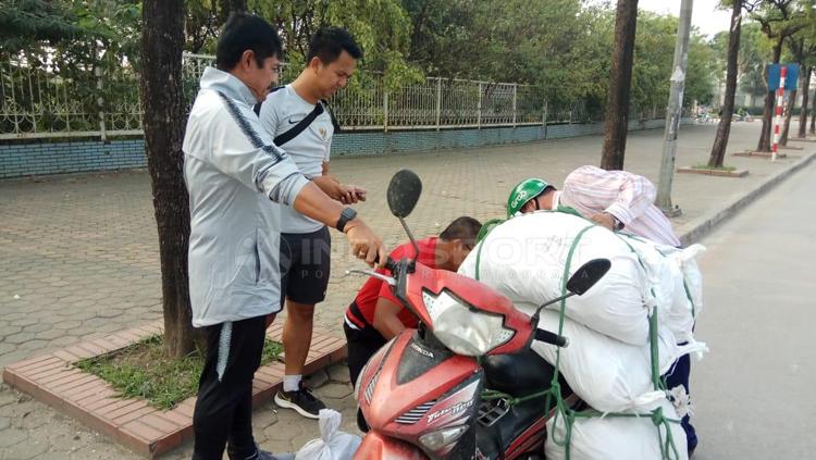 Indra Sjafri tengah membantu salah satu pengendara motor yang muatan di Vietnam. Copyright: Zainal Hasan/INDOSPORT