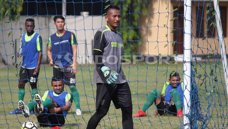 Abdul Rohim kiper Persebaya ketika berlatih di Lapangan Polda Jatim. Copyright: Fitra Herdian/INDOSPORT
