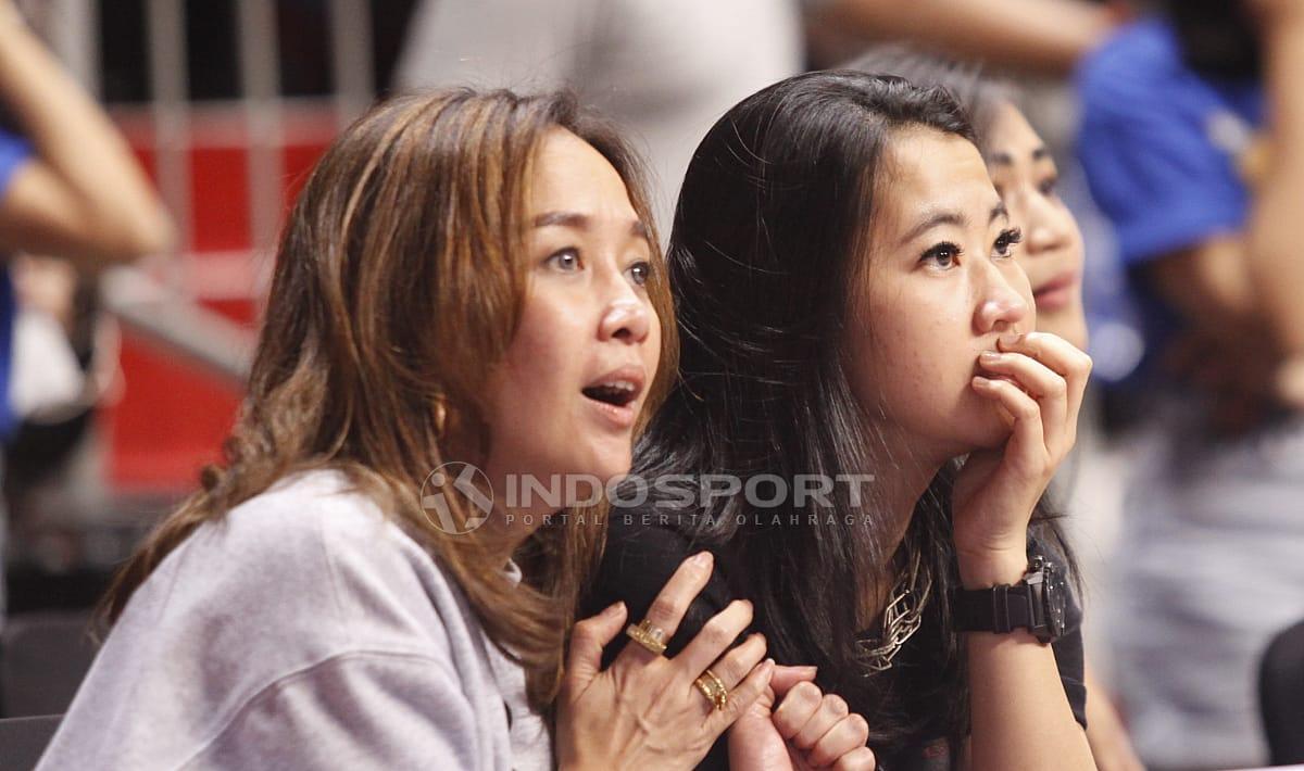 Dua wanita cantik sangat serius saat menyaksikan laga Satria Muda Pertamina Jakarta vs Stapac Jakarta.