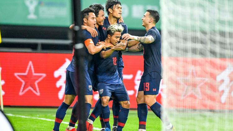Pemain Thailand lakukan selebrasi usai membobol gawang China