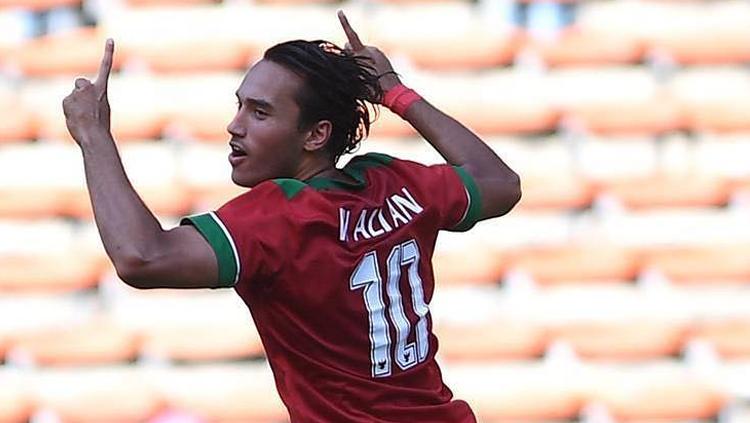 Ezra Walian saat melakukan selebrasi. - INDOSPORT