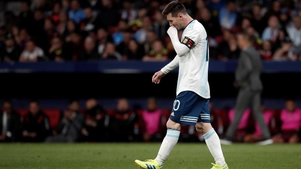 Lionel Messi berjalan dengan langkah gontai usai kalah dari Venezuela Copyright: Burak Akbulut/Anadolu Agency/Getty Images