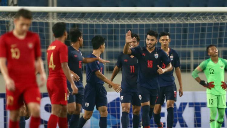 Selebrasi para pemain Thailand U-23 usai mencukur habis Timnas Indonesia U-23 di laga perdana Grup K Kualifikasi Piala Asia U-23 2020, Jumat (22/3/19). - INDOSPORT