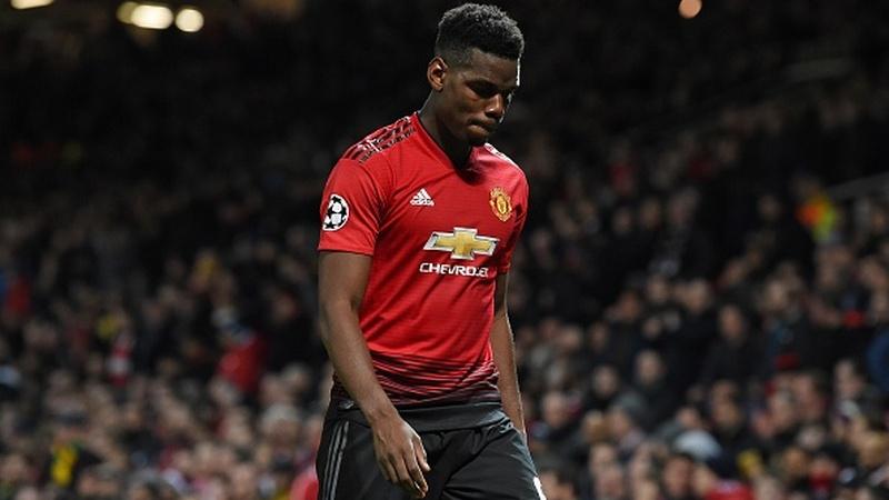 Paul Pogba saat pergi meninggalkan lapangan.