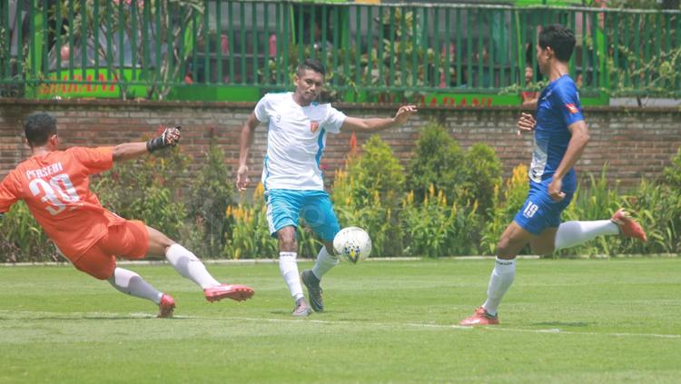 Badak Lampung FC (putih) melawan Persebi Boyolali di Lapangan Lestarindo Sport Garden, Sabtu (23/03/19). Copyright: Ronald Seger Prabowo/INDOSPORT