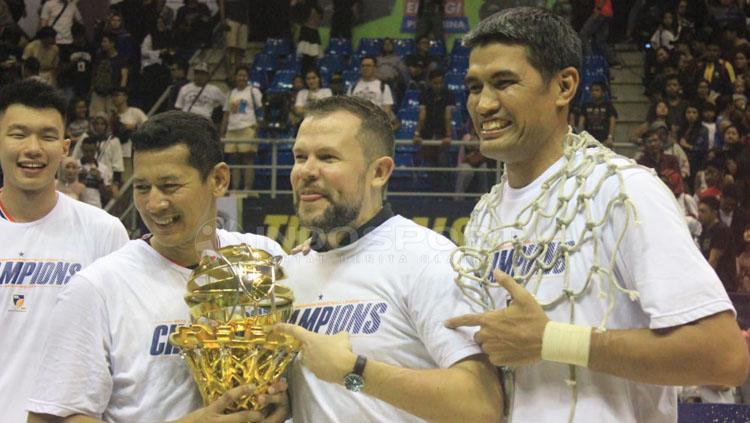 Tersenyum lebar ditunjukan oleh para pemain Stapac Jakarta usai juara IBL.