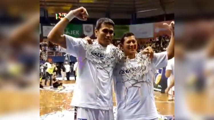 Isman Thoyib (kiri) dan Fandika Ramadhani, 2 pemain senior Stapac Jakarta - INDOSPORT