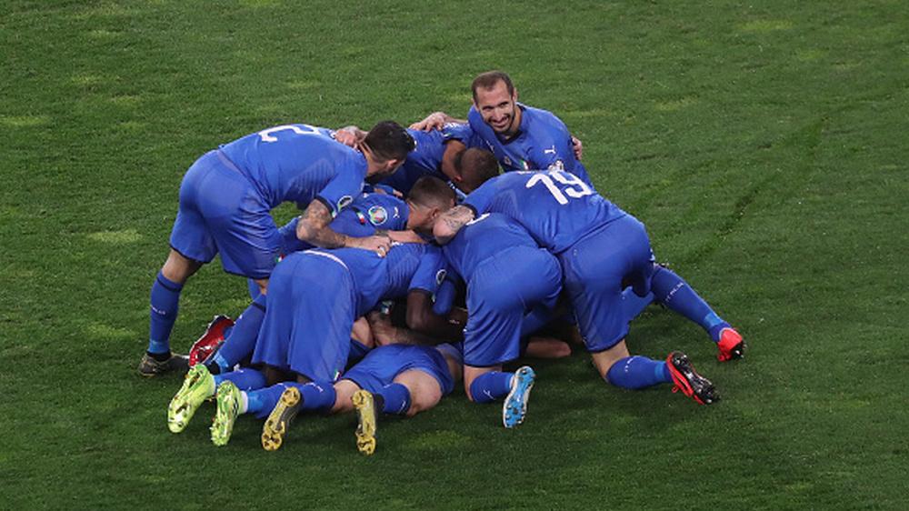 Pemain Italia Melakukan Selebrasi usai Menjebol Gawang Finlandia di Kualifikasi Euro 2020