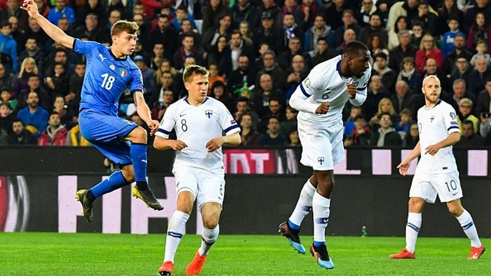 Nicolo Barella melepaskan sepakan ke gawang Finlandia Copyright: ANDREAS SOLARO/AFP/Getty Images