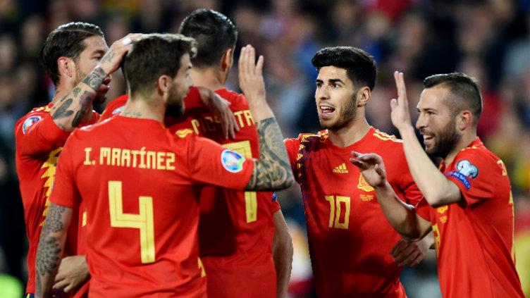Selebrasi para pemain Spanyol. Copyright: Denis Doyle/Getty Images