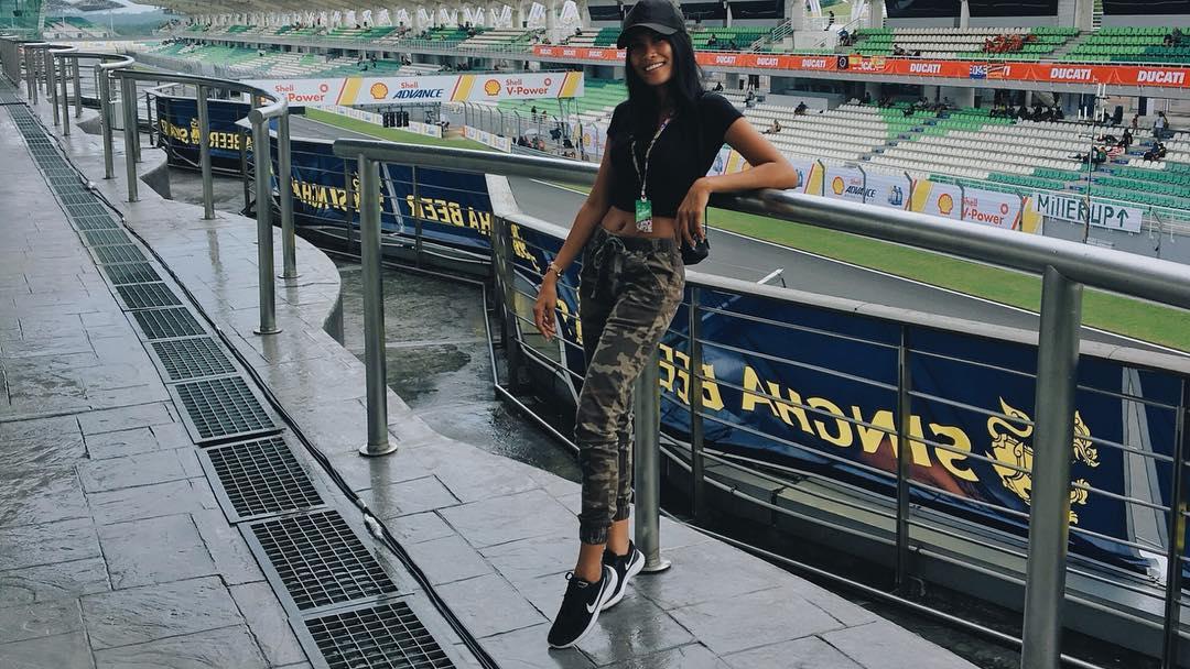 Umbrella girl asal Batak, Nasya Marbun turut menjadi sorotan ketika Maverick Vinales sukses menjadi juara di MotoGP Malaysia 2019. - INDOSPORT