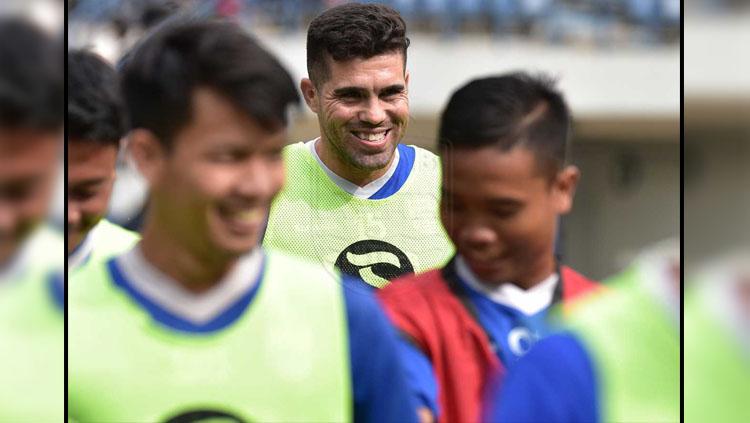 Pemain anyar Persib Bandung Fabiano Beltrame saat latihan. Copyright: Rivan Mandala/Persib.co.id