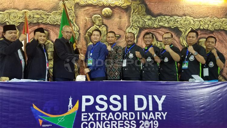 Ahmad Syauqi (kemeja biru) terpilih sebagai Ketua Umum Asprov PSSI DIY dalam KLB di Monumen PSSI, Wisma Soeratin, Yogyakarta, Minggu (24/03/19).