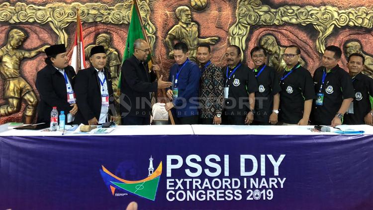 Ahmad Syauqi (kemeja biru) terpilih sebagai Ketua Umum Asprov PSSI DIY dalam KLB di Monumen PSSI, Wisma Soeratin, Yogyakarta, Minggu (24/03/19). Copyright: Ronald Seger/INDOSPORT