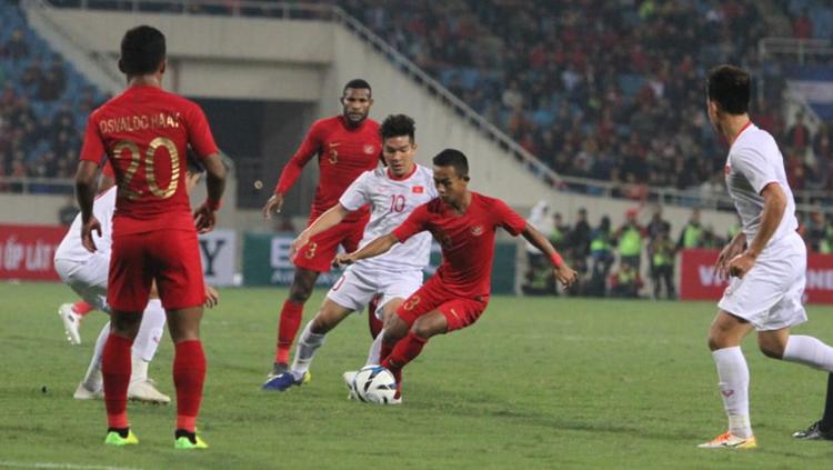 Sani Rizki menggiring bola mencoba melewati pemain Vietnam. Copyright: PSSI