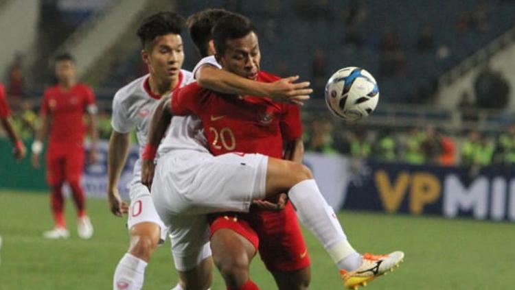 Osvaldo Haay mendapatkan hadangan dari pemain Vietnam. Copyright: PSSI