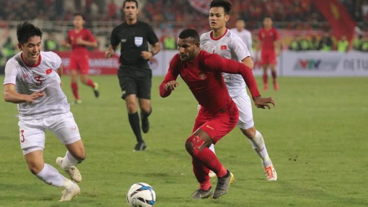 Marinus Wanewar menerobos pertahanan Vietnam. Copyright: PSSI