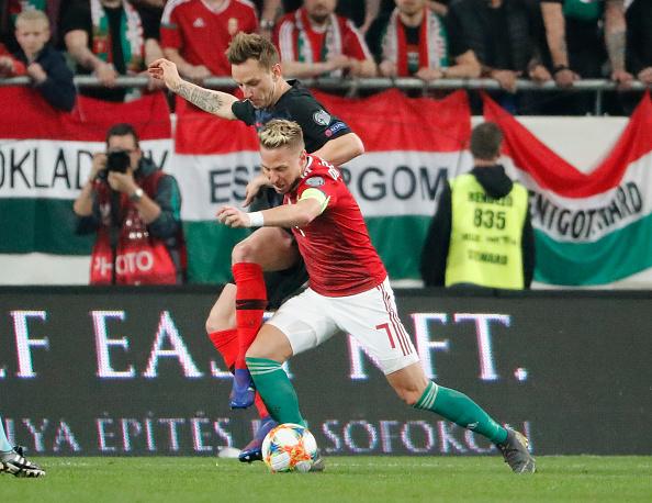 Pemain Kroasia dan Hungaria saling berebut bola Copyright: Laszlo Szirtesi/Getty Images