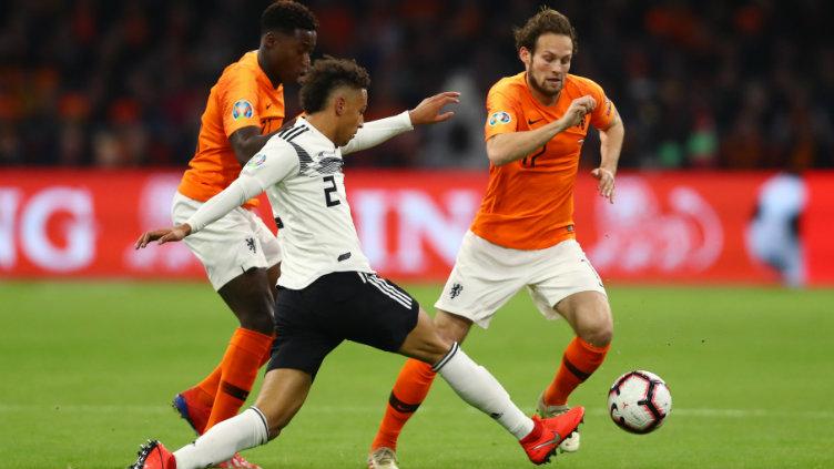 Thilo Kehrer berebut bola dengan Daley Blind.